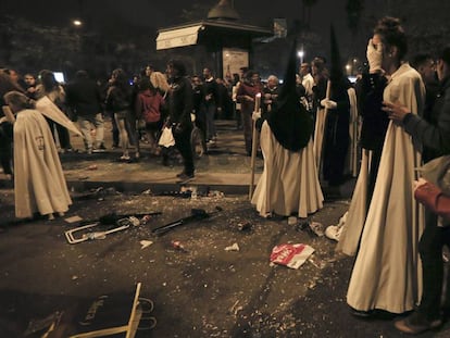 Nazarenos tras una estampida en la pasada Madrugá de Sevilla.