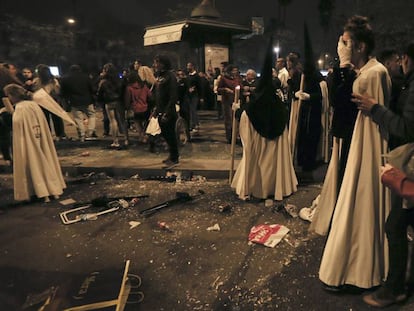 Nazarenos tras una estampida en la pasada Madrugá de Sevilla.