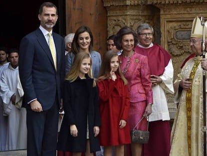 Los Reyes, sus hijas y doña Sofía asisten a la misa de Pascua en Palma