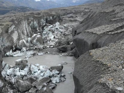 Restos de gelo no canhão pelo que baixava o glaciar Kaskawulsh, em 2016.