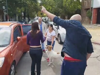 Los vecinos increpan a la mujer que intentaba abandonar a su perro.