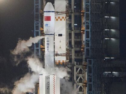 La nave de carga Tianzhou-1, a bordo del cohete Larga Marcha 7, momentos antes del lanzamiento.
