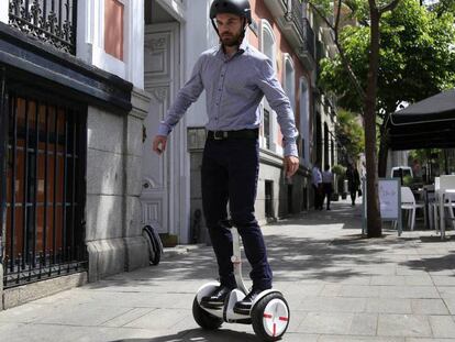 Amadeo Tusell, de KPsport, sobre un patinete eléctrico.