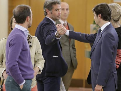 Miguel Palomo Danko con su hermano Sebastián Palomo Danko durante el velatorio de Sebastián Palomo Linares en Tres Cantos (Madrid).