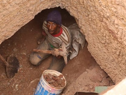 Benaqla Sadki trabaja buscando fósiles cerca de Erfoud (Marruecos).