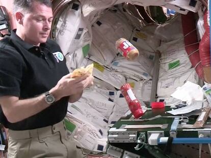 El astronauta Shane Kimbrough prepara un sándwich en el espacio.