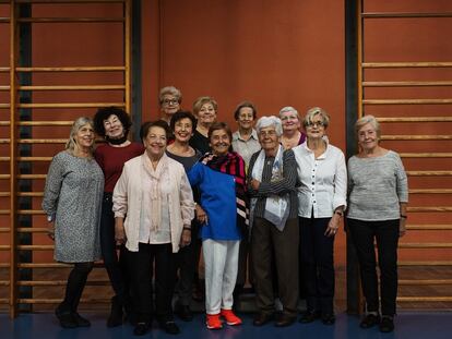 En la primera fila (de izquierda a derecha), Montse Alberti, Elsa Verdugo, Carme Romeu, Carmen Fraile, Montse Mechó, Roser Ponsatí, Pepa Beltran y Paquita Romeu; detrás, Anna Maria Gubern, Lola Beltran, Berti Belil y Pepa Soler, fotografiadas en las instalaciones del Club Natació Barcelona. 