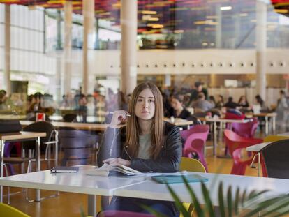 Paula Laborda: estudiante de filología hispánica. / “Cuando hablas con otras mujeres y compartes tus reflexiones te das cuenta de que no estás sola, de que todas estamos expuestas al machismo. No son asuntos personales, son políticos”, dice Laborda, de 19 años, que milita en el Bloque Feminista.