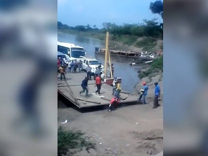 Momento en el que el ferry atraca en la arena y el hombre cae.