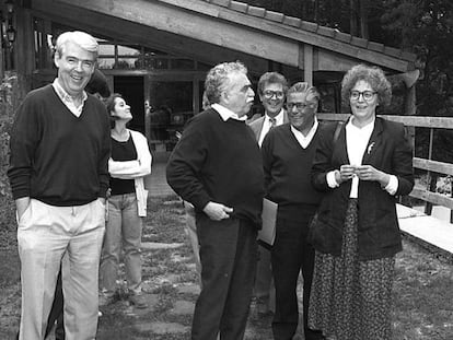 Miguel Ángel Bastenier (centro) junto a García Márquez, en 1995.