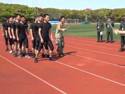 El peculiar entrenamiento de unos bomberos chinos: 73 saltos a la comba sin fallos