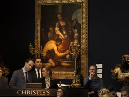 Empleados de Christie’s durante la subasta de artes decorativas del coleccionista Robert 
de Balkany.