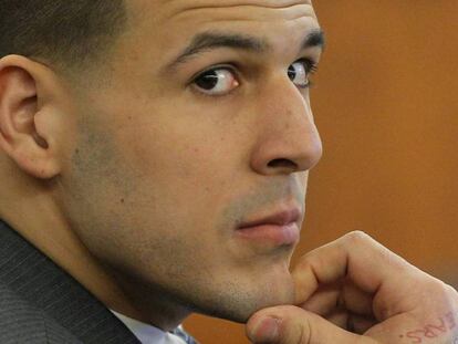 El exjugador de los Patriots Aaron Hernández, durante el juicio celebrado contra él en la Corte Superior en Fall River, Massachusetts