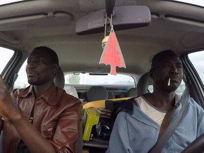 Imagen de Augustin y Cheikh, en el interior del coche, durante el viaje de Granada (España) a Dakar (Senegal) que se narra en el documental 'A donde nos esperan', de Gustavo Gómez.