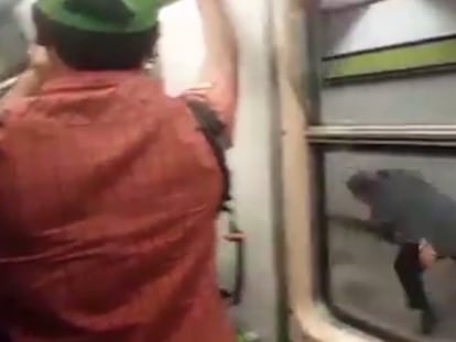 Un viajero (d), tras saltar del metro.