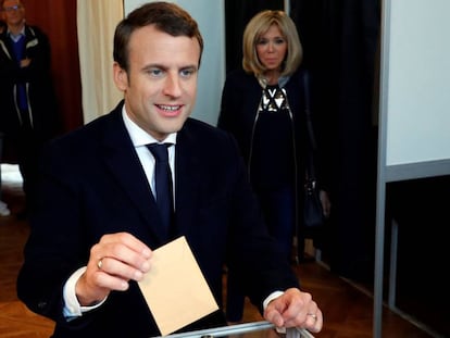 El candidato de En Marcha, Emmanuel Macron, vota en su colegio de Le Touquet, Francia.