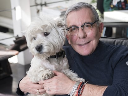 El artista Juan Gatti junto a su perro 'Cocolicho', en su estudio de Madrid. 