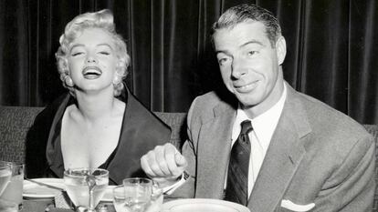 Marilyn Monroe y Joe DiMaggio, en Nueva York en 1952.