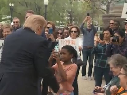 La niña saca una foto a Donald Trump tras decirle que es "una desgracia para el mundo".