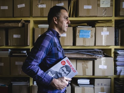 La sede de la editorial es una habitación atestada de cajas de libros y documentos.