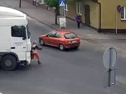 Una mujer sale ilesa del atropello de un camión