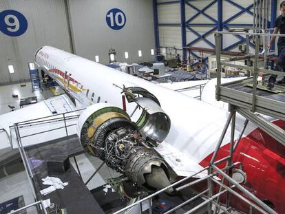 Uno de los aviones que pasa revisión en el hangar de Air Nostrum en el aeropuerto de Valencia.