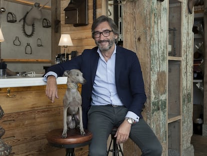 El presidente del PP de Álava, con su perro 'Curro' en Raro Rare, el restaurante que su hermano abrió en Madrid en diciembre.