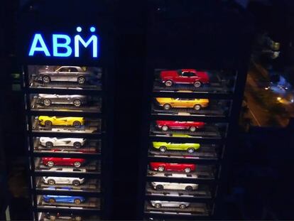 La máquina expendedora de coches de lujo se encuentra en Singapur.