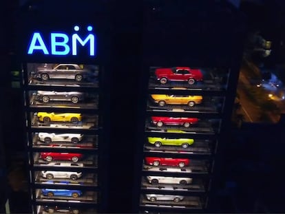 La máquina expendedora de coches de lujo se encuentra en Singapur.