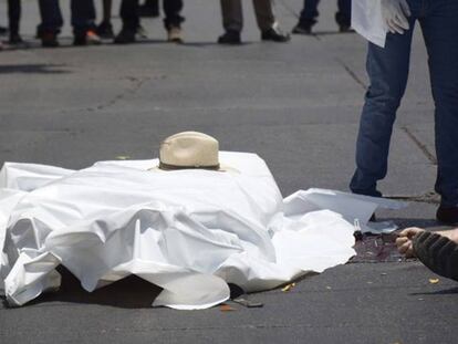 Peritos forenses recogen información en el sitio donde fue asesinado Javier Valdez Cárdenas.