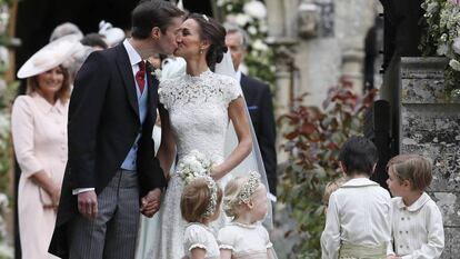 Pippa Middleton e James Matthews se beijam após a cerimônia.