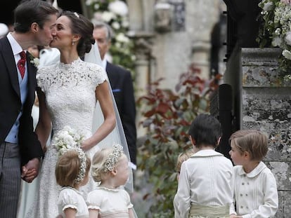 Pippa Middleton y James Matthews se besan tras casarse en la iglesia de San Marcos de Englefield.