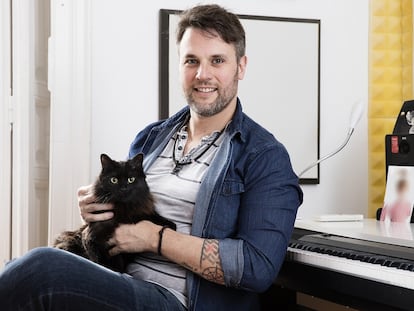 El protagonista de musicales Gerónimo Rauch, con su gata Bony en el estudio que tiene en su casa de Madrid.