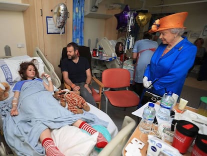 La reina Isabel, esta mañana en el hospital infantil de Manchester.