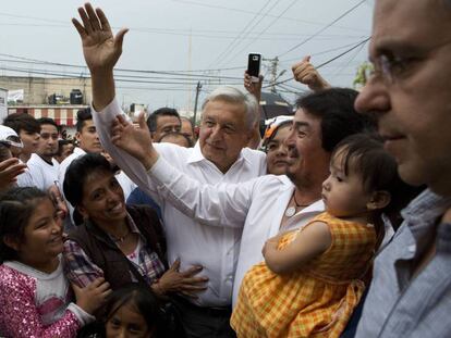 Andrés Manuel López Obrador en un acto de camapaña el pasado día 18. En el vídeo, el momento el que le lanzan un huevo.