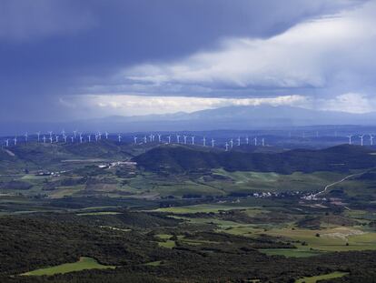 Vista de los parques eólicos desde la sierra del Perdón (Navarra).