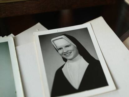 Una fotografía de la monja Catherine tomada cuando daba clases de Lengua en el instituto Arzobispo Keough, en Baltimore. En el vídeo, el tráiler de 'The Keepers'.