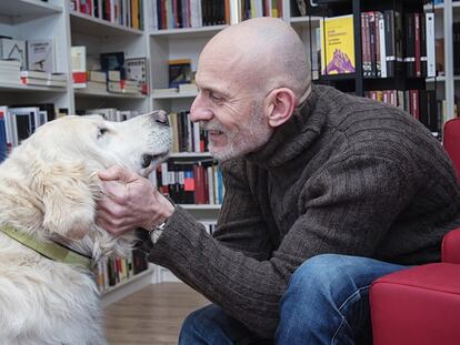 El escritor Alejandro Palomas y su perro Rulfo, en Nollegiu, una librería de Barcelona a la que suelen ir.