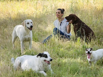 La actriz Macarena Gómez, en la finca
de sus suegros
en Figueras (Girona), donde tienen ocho perros.