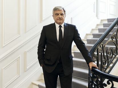 Sidney Toledano es el presidente de Dior. Arriba, retratado para este reportaje en el número 30 de la Avenue Montaigne de París, que alberga desde hace 70 años la sede principal de la emblemática casa de alta costura. Desde este edificio, Toledano accede a los atelieres a través de pasadizos internos.
