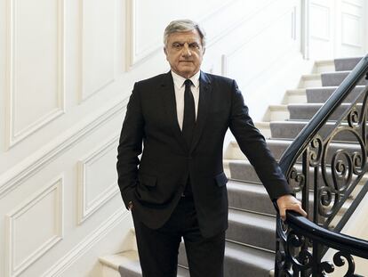 Sidney Toledano es el presidente de Dior. Arriba, retratado para este reportaje en el número 30 de la Avenue Montaigne de París, que alberga desde hace       70 años la sede principal de la emblemática casa de alta costura. Desde este edificio, Toledano accede a los atelieres a través de pasadizos internos.    