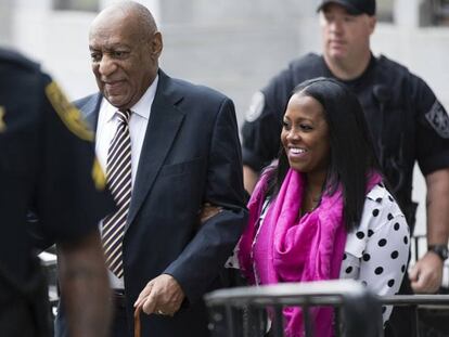 Bill Cosby, acompañado de la actriz Keshia Knight de 'La hora de Bill Cosby', este lunes a la llegada al juicio.