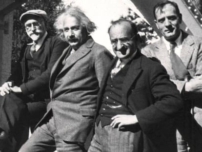 De izquierda a derecha, Ferdinand Ellerman, Albert Einstein, Walther Mayer y Edwin Hubble en el observatorio astronómico Mount Wilson.