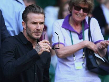David Beckham, con camisa negra, durante uno de los partidos de semifinales de Wimbledon en julio de 2016.