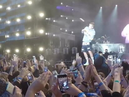 Justin Bieber recibe un botellazo en un concierto.