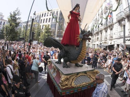 La Tarasca, el maniquí de mujer vestido a la moda y subido a un dragón que marca el inicio de los días grandes del Corpus de Granada, ha lucido este año de rojo, de largo, con peineta e inspiración lorquiana y ha sumado un abanico para plantar cara a las altas temperaturas.