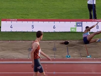 La saltadora Blessing Okagbare, tras el salto, con la peluca detrás de ella.