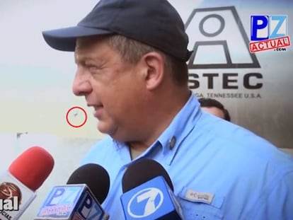 Fotograma del vídeo que muestra al presidente de Costa Rica tragándose una avispa.