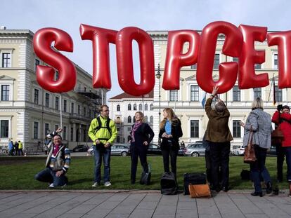 Un grupo de personas se manifiestan contra el CETA. Vídeo: ¿Qué es el CETA?