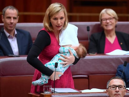 La senadora australiana Larissa Waters amamantando a su hijo durante el pleno.
